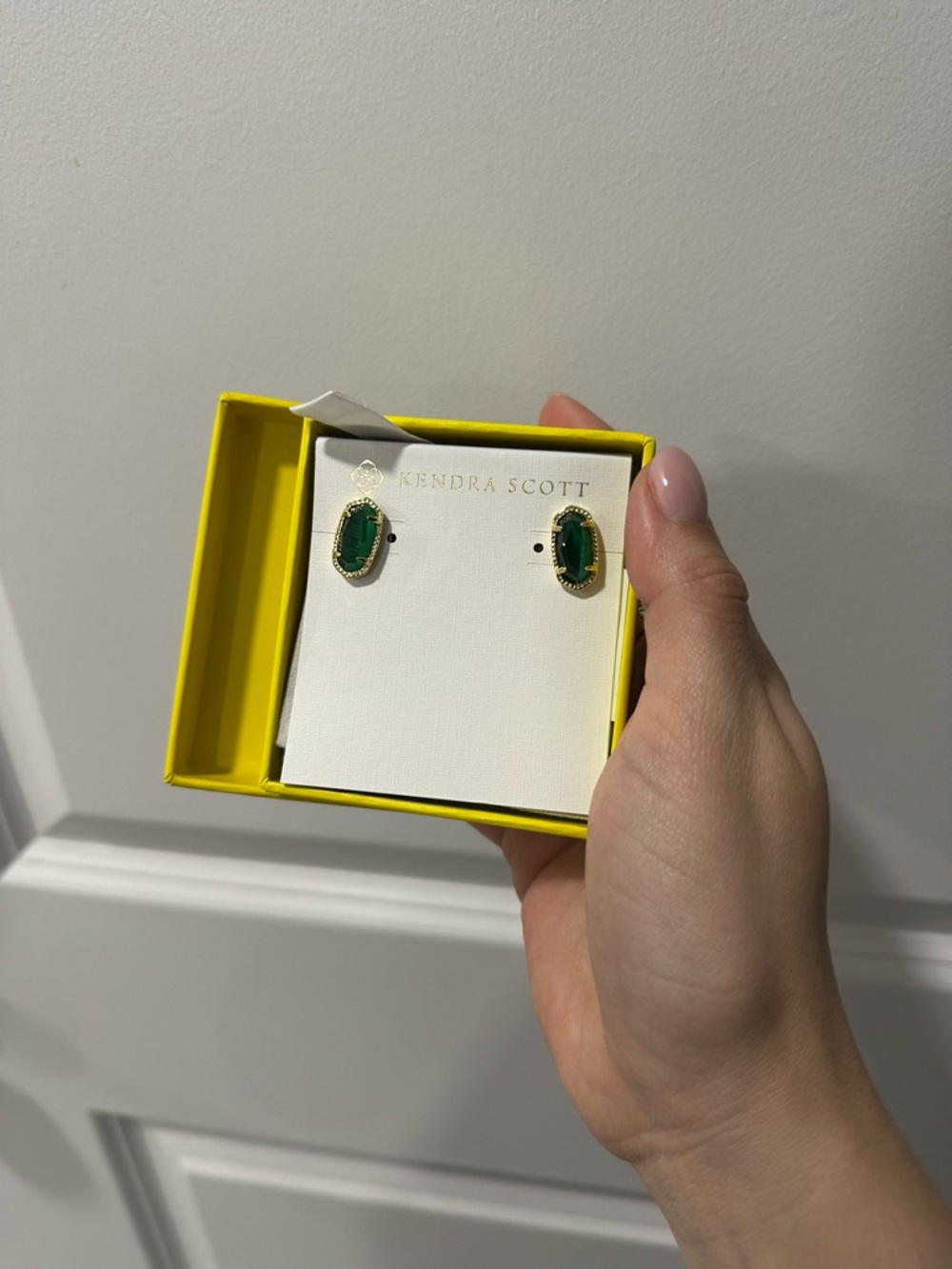 Kendra Scott Emerald Green Elle Stud Earrings - Gold Setting